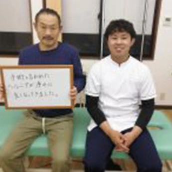 患者さんと施術スタッフの写真02