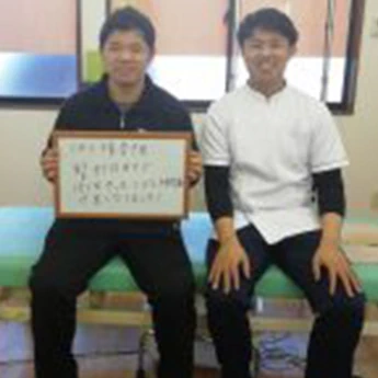 患者さんと施術スタッフの写真06