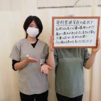 患者さんと施術スタッフの写真08